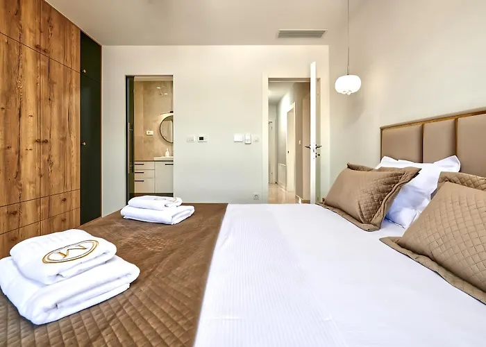 Penthouse Z Basenem I Widokiem Na Morze * Trogir