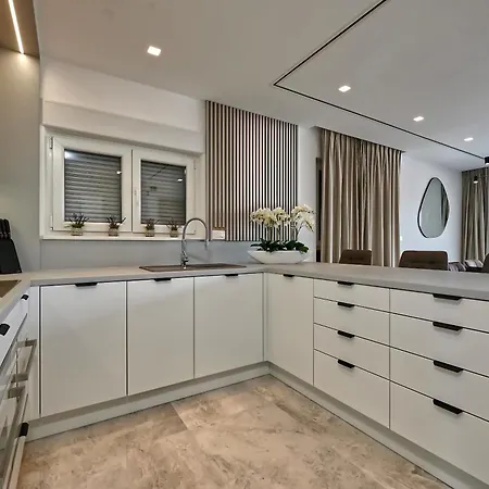 Penthouse Z Basenem I Widokiem Na Morze * Traù